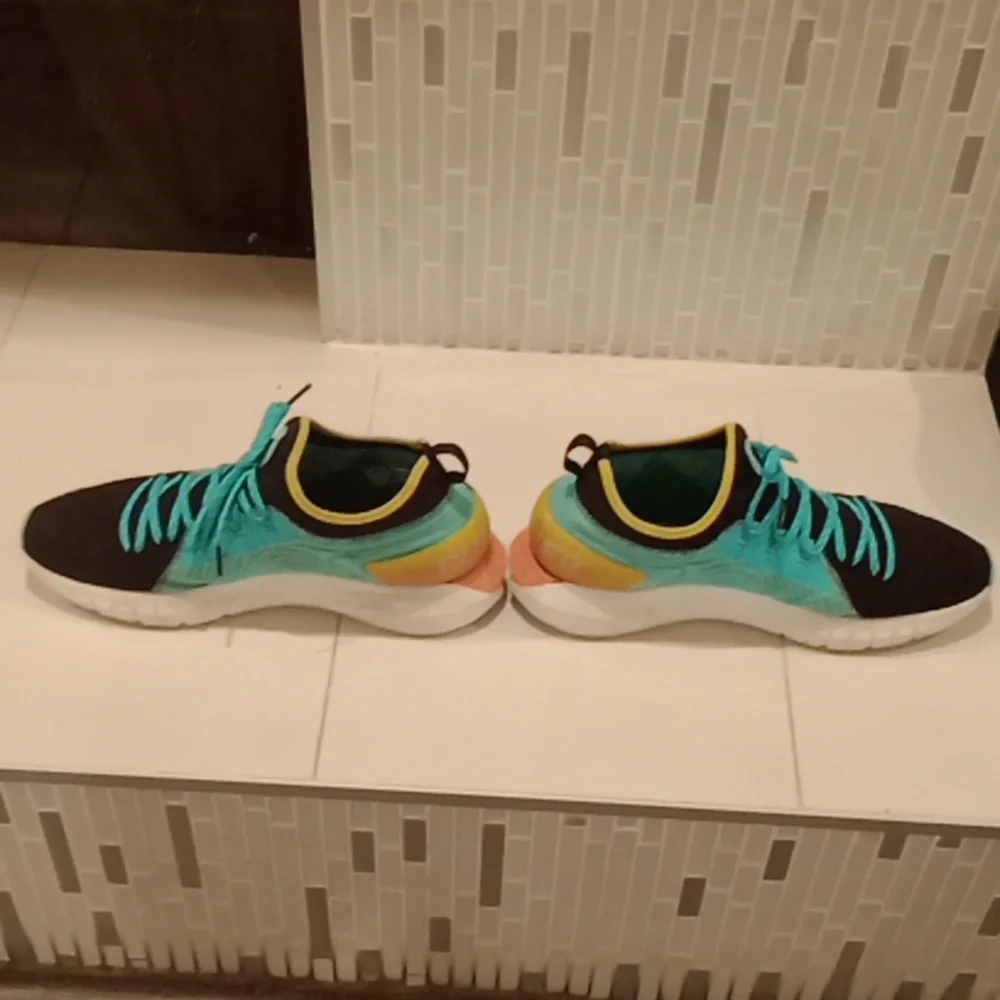Shoes - Picture 4 of 4